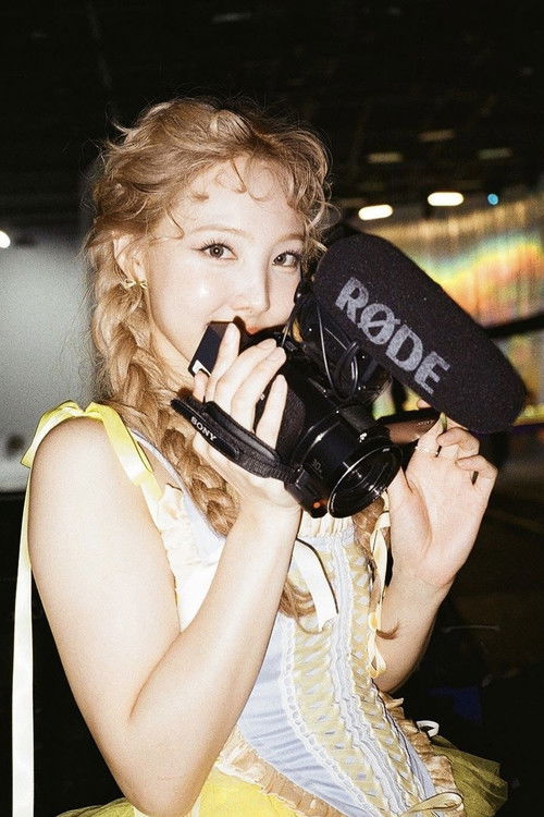 Who am I? “IM NAYEON” (2022) poster