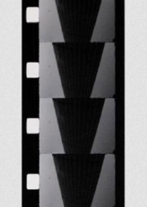 Chutes de trois gouttes de mezcal dans une coupe de champagne poster