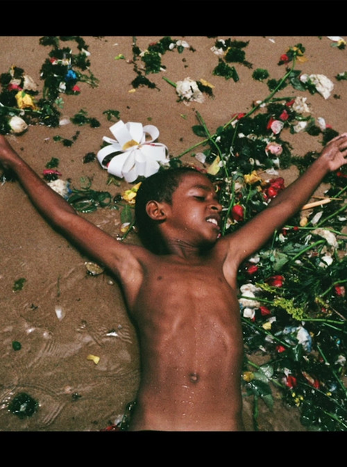 “Às vezes os olhos brilham a ponto de marejar.” (2019) poster