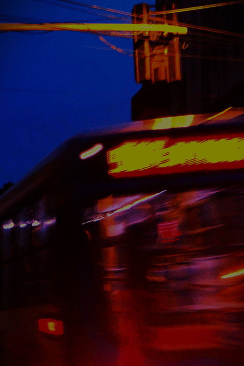 A Chegada Do Ônibus Na Madrugada Da Cidade Do Céu Roxo (2024) poster