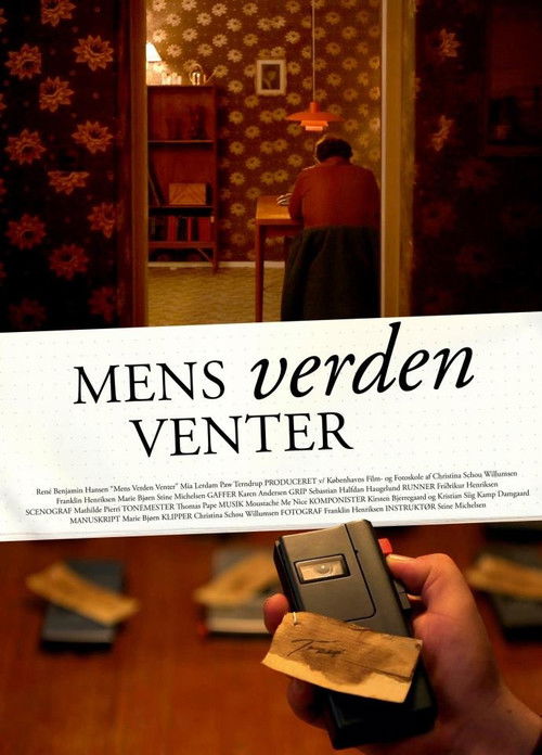 Mens verden venter (2012) poster