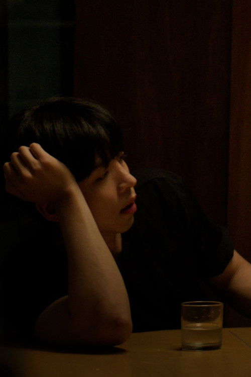 흐린 창문 너머의 누군가 (2025) poster